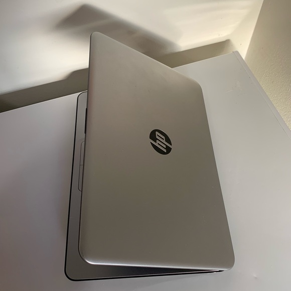 HP, AMD Radeon R2 Graphics, & Made 2017. - Picture 7 of 8